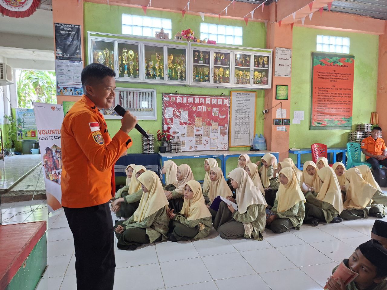 Insan Cendikia Makassar mengadakan Volunteer Goes to School di SMPIT 